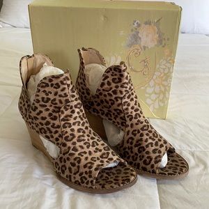 Very G open toed wedges